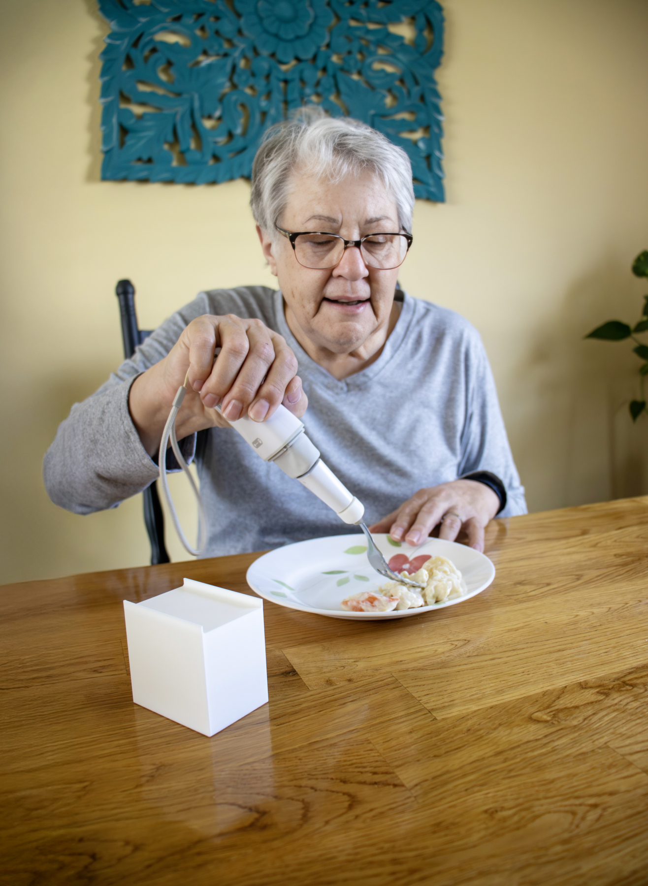 Woman using the Gyenno fork Woman using the Gyenno fork