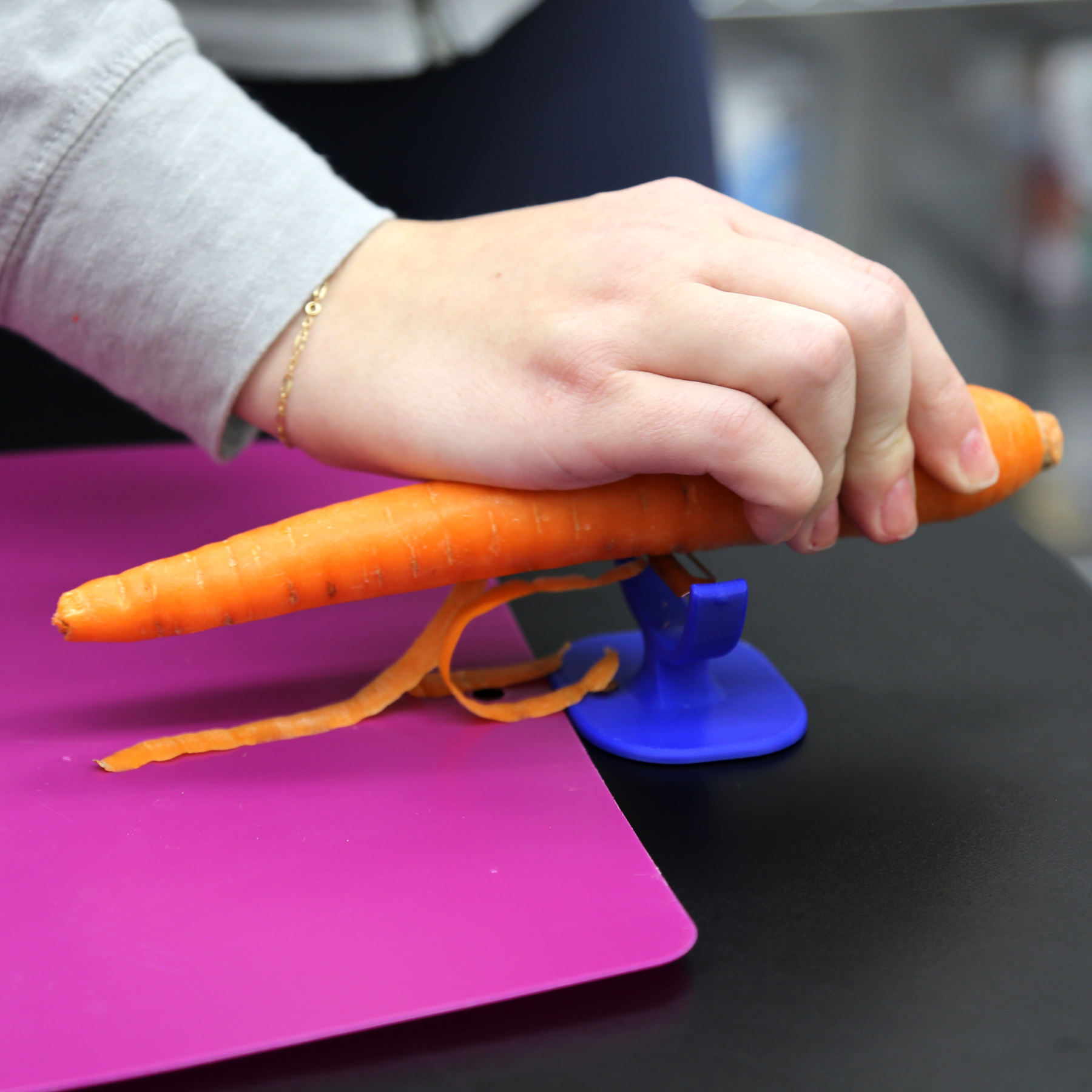 One handed peeler, peeling carrot with one hand